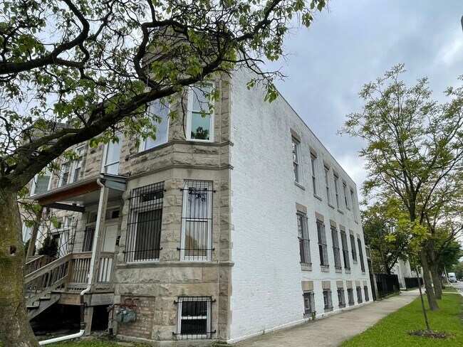 Building Photo - 1500 S Trumbull Ave