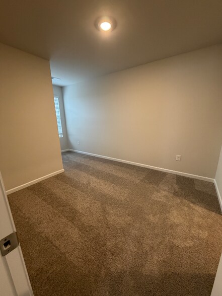 Building Photo - 401 Mopar Ln