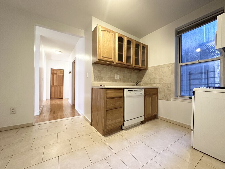 Building Photo - 707 W 171st St