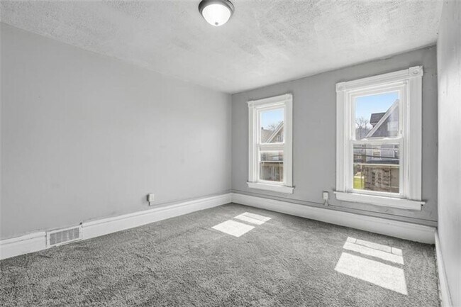 Building Photo - 5-bedroom, 1-bath home in East Pittsburgh