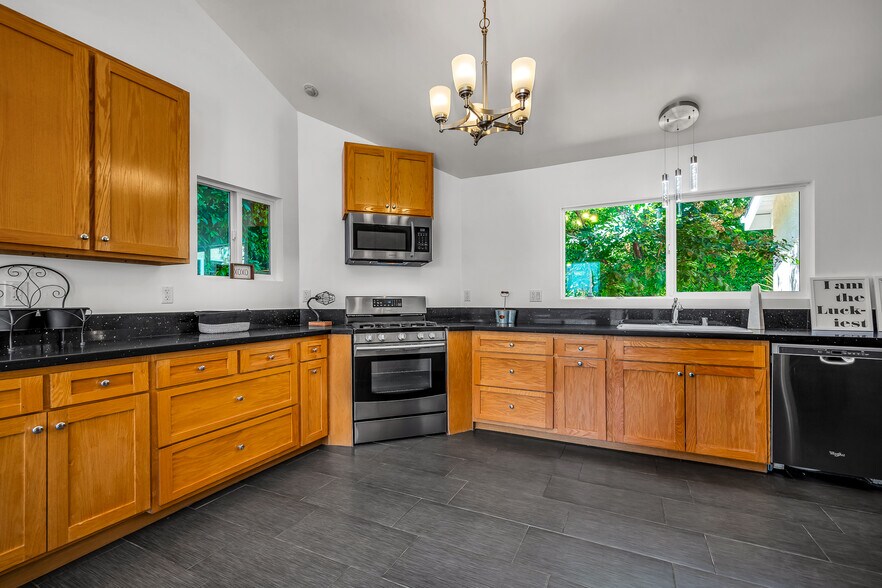 Building Photo - 910 N Hayworth Ave