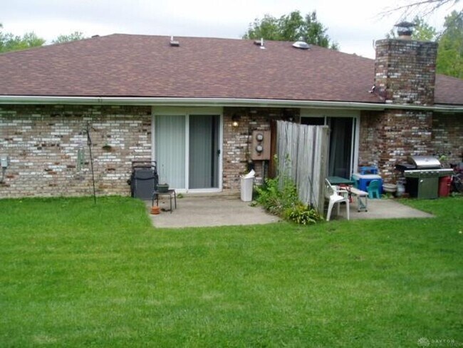 Building Photo - 728-728 Red Deer Ln