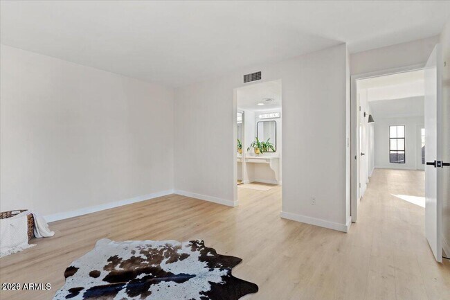 Building Photo - 8432 E Malcomb Dr