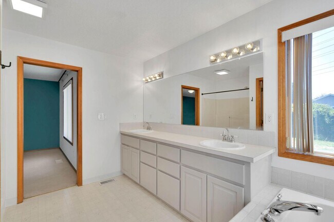 Building Photo - Bright, roomy 3-bdrm/2-bath home w/ office...