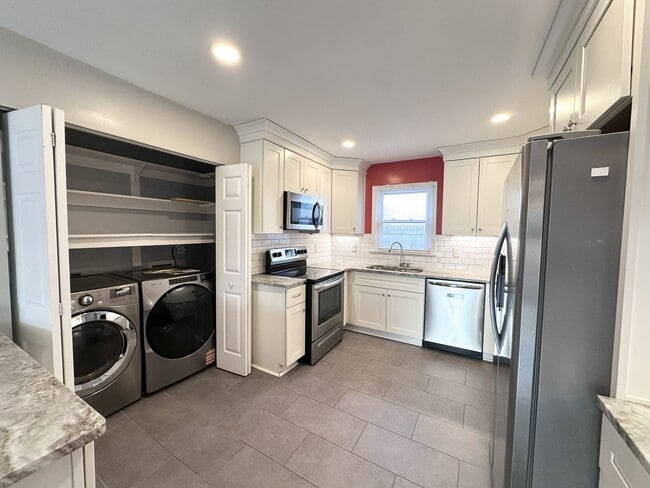 Building Photo - Eclectic & Charming Updated Ranch