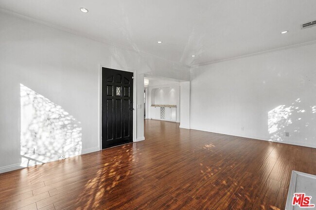 Building Photo - 6113 Cashio St