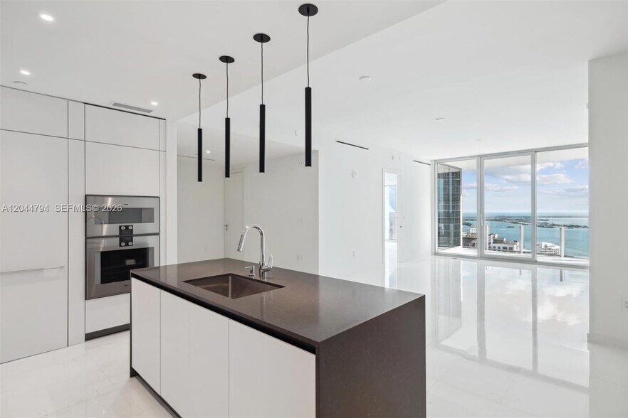 Building Photo - 300 Biscayne Boulevard Way