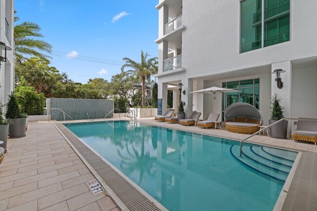 Building Photo - 475 E Royal Palm Rd