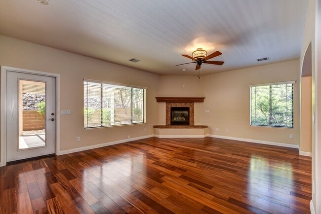 Building Photo - Beautiful home near Willow Lake!