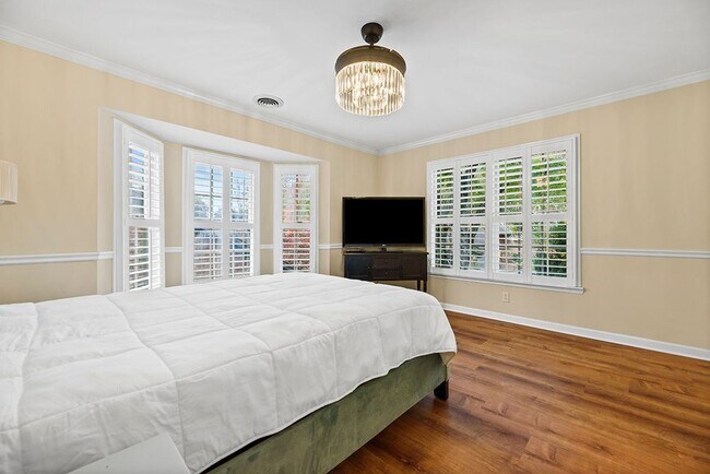 Building Photo - Gorgeous, multi-level condo!