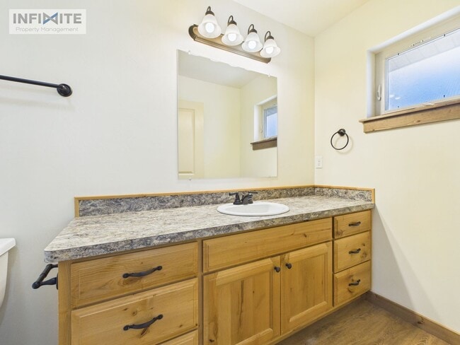 Building Photo - 3 Bedroom End Unit Condo in Bozeman