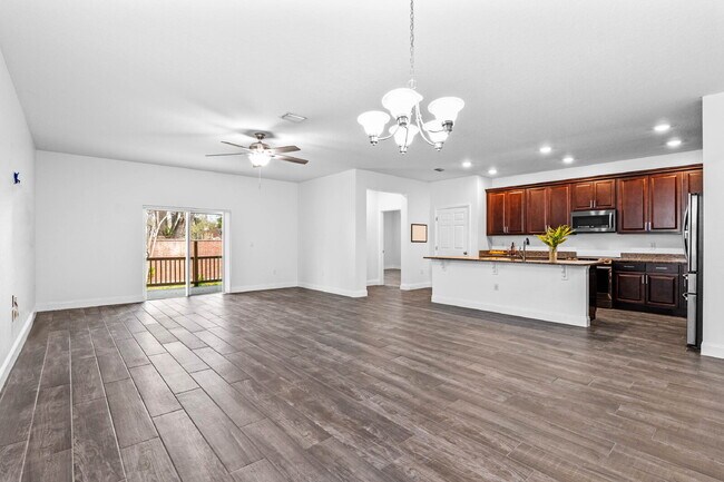 Building Photo - Spacious 4-Bed / 2-Bath Home with 3-Car Garage in Apopka with Modern Touches!
