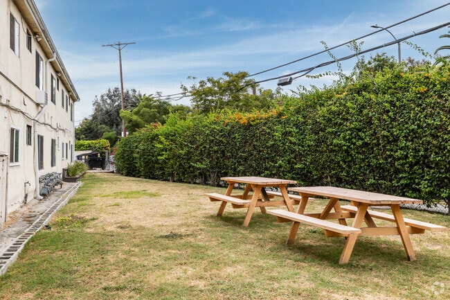 Yard - 2419 S Ridgeley Dr