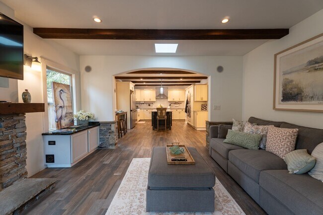 Building Photo - Forest Avenue Hideaway