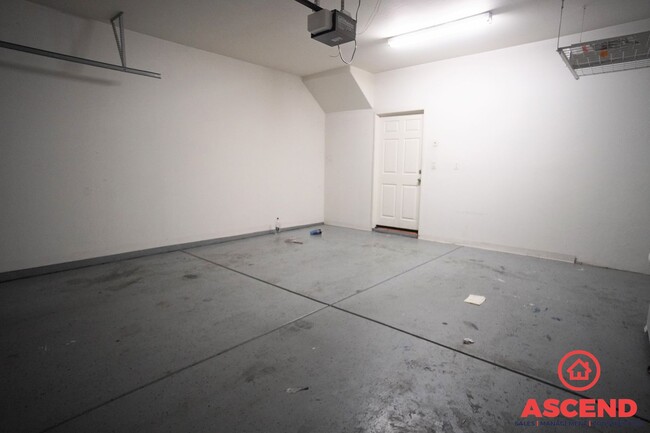 Building Photo - Cutest Condo  in Downtown Bakersfield!