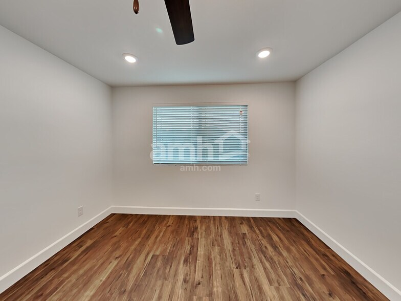 Building Photo - 10430 Bee Balm St