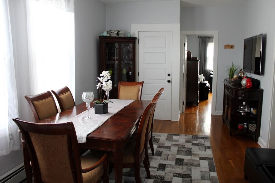 Building Photo - 391 Semel Ave