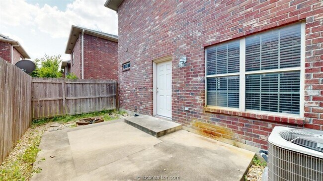 Building Photo - 211 Forest Dr Loop