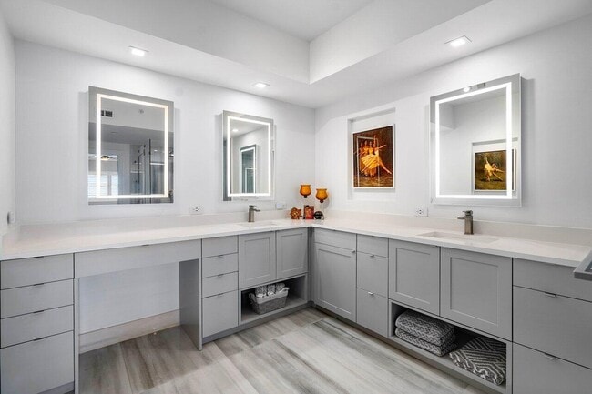 Building Photo - 2650 Lake Shore Dr