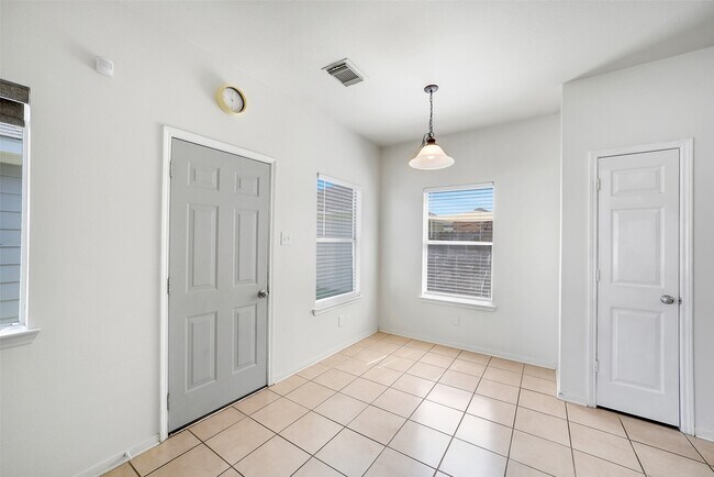 Building Photo - 1102 Grassy View Dr