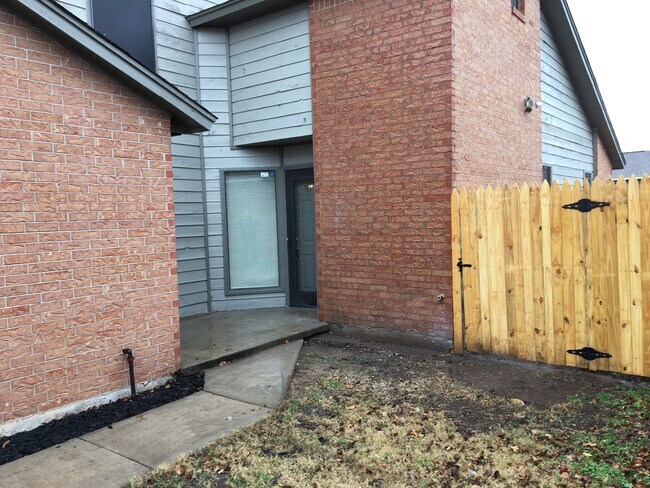 Building Photo - Cozy Rental in NW OKC!