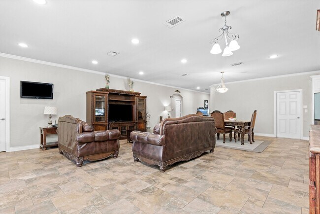 Building Photo - 631 Apache St