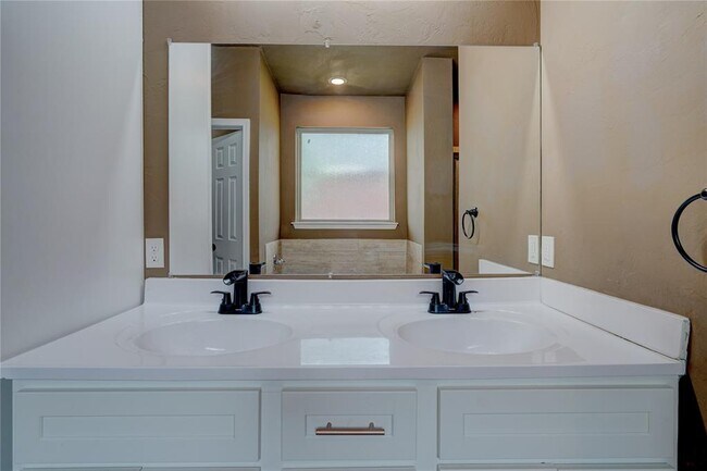 Building Photo - 2023 Westbury Dr