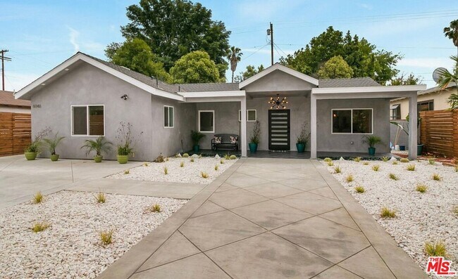 Primary Photo - 6046 Fallbrook Ave