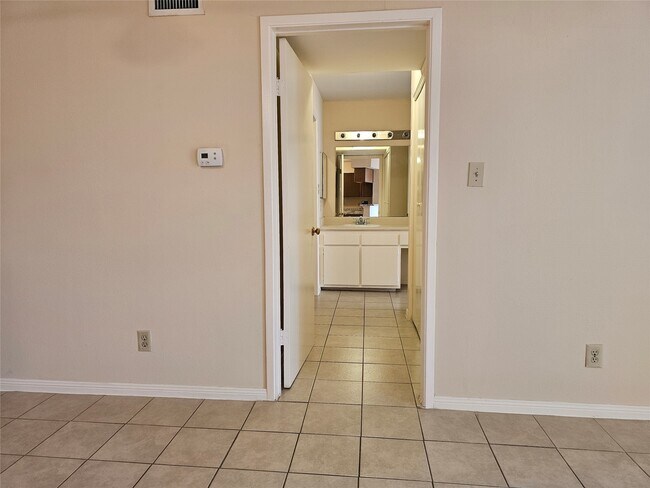 Building Photo - 2626 Holly Hall St