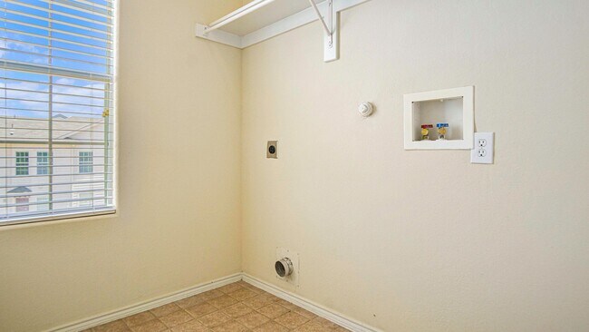 Building Photo - Beautifully Crafted 3 Bed 2.5 Bath 2 Car g...