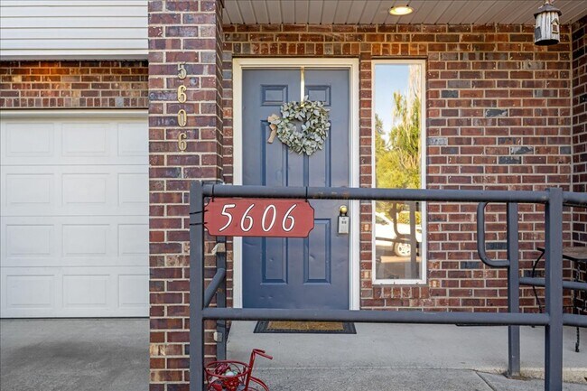Building Photo - Versatile 4-Bedroom Corner Condo with Main...