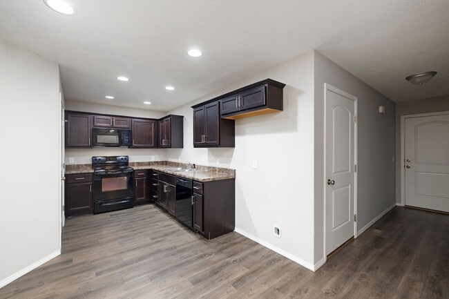 Building Photo - 3 Bedroom Duplex Rental in Springfield!