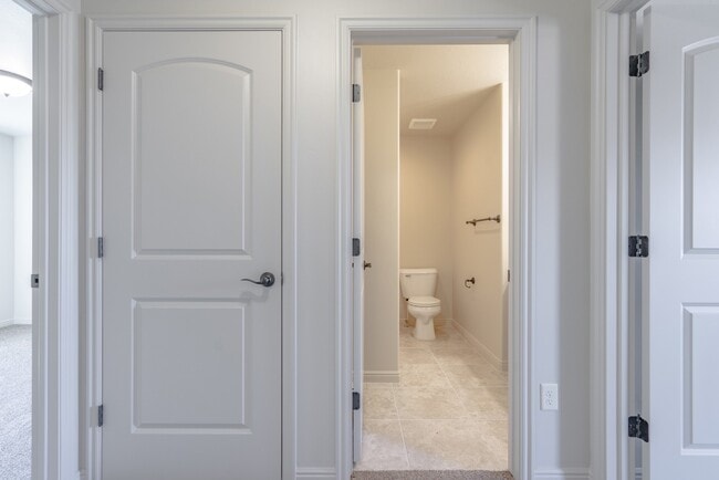 Building Photo - 3 Bedroom Townhome in Prime Washington Com...