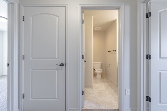 Building Photo - Comfortable Townhome Living with Pool Access