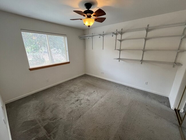 Building Photo - Spacious 1 Bed/1 Bath with Attached Garage - NW Bend