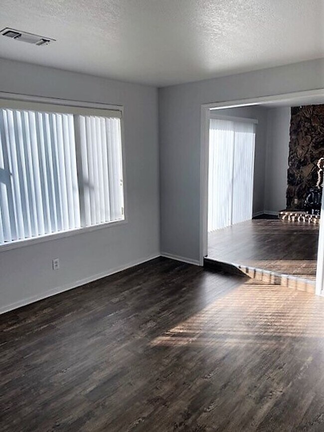 Building Photo - Nice Home in Enterprise Area!!