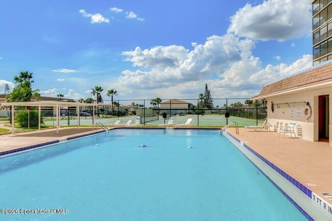 Building Photo - 520 Palm Springs Blvd