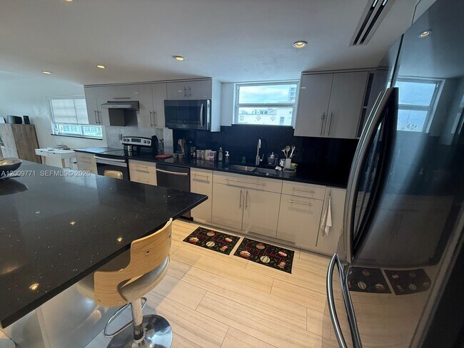 Building Photo - 1150 Collins Ave