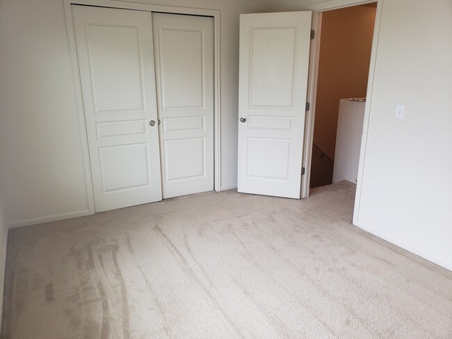 Building Photo - Great looking 2 bed 1.5 bath townhouse nea...