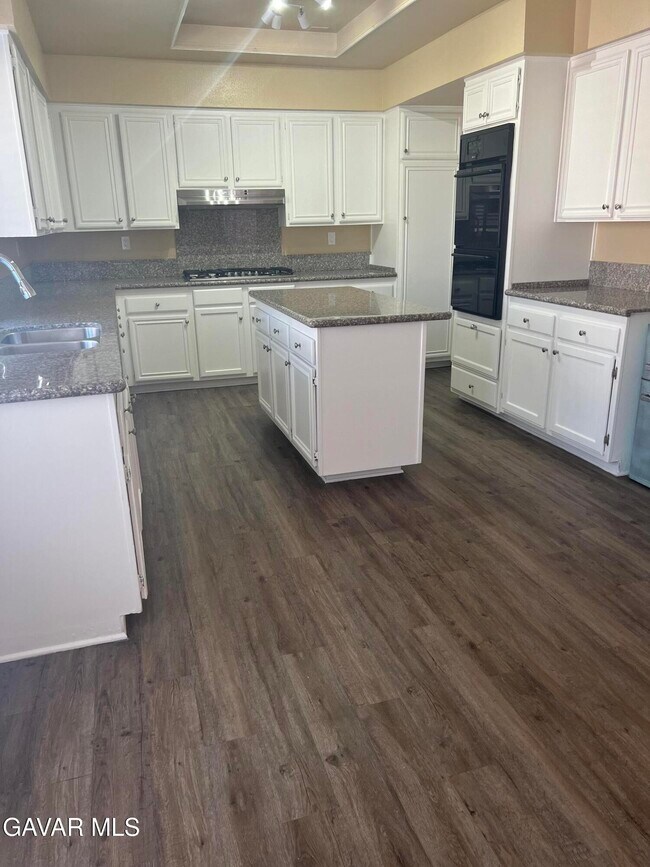 Building Photo - 325 Rainbow Terrace