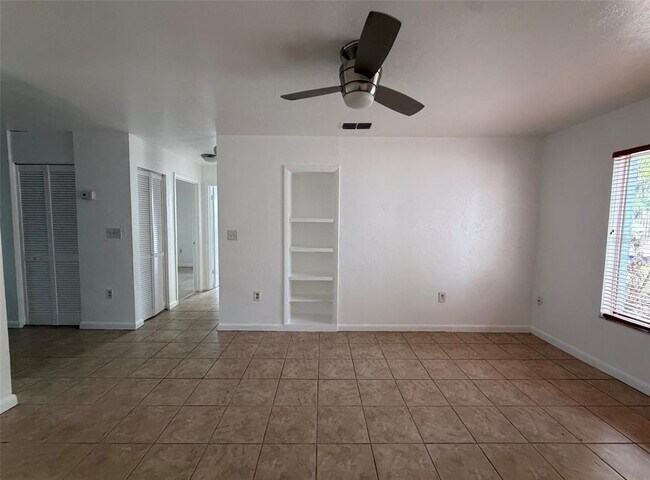 Building Photo - 1048 SW 6th Dr