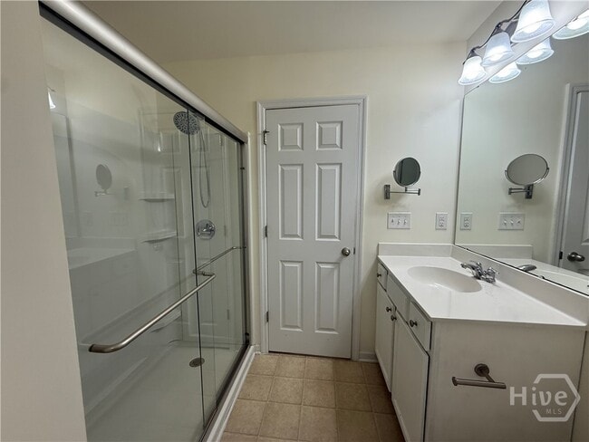 Building Photo - 426 Lions Den Dr