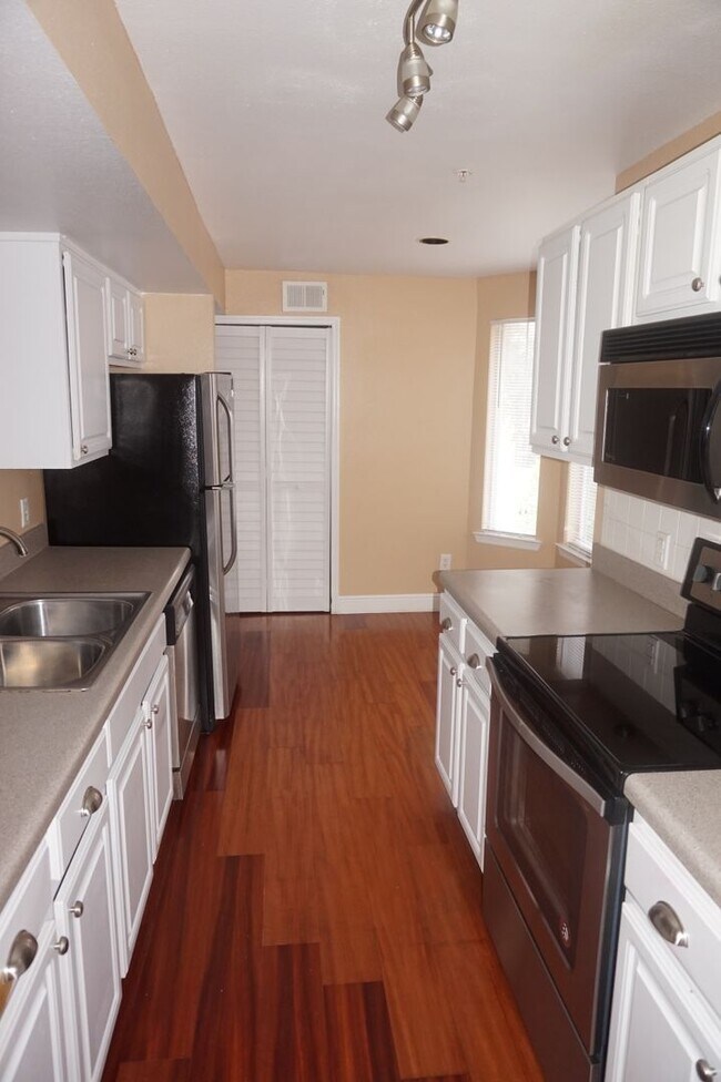 Building Photo - Residences at Sabal Point Spacious 2/2