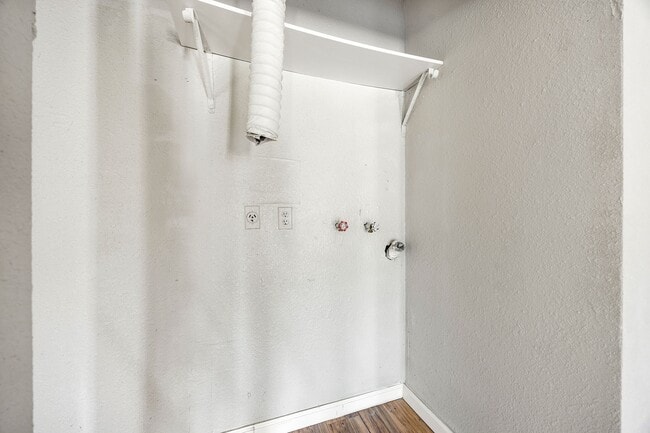 Building Photo - 5618 Briarwick Ln