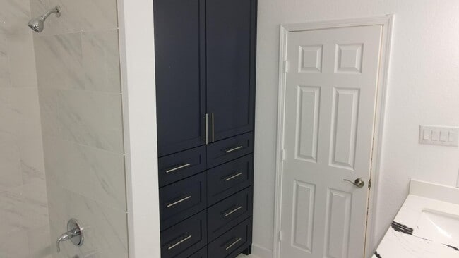 Building Photo - 5126 Lyndhurst Dr