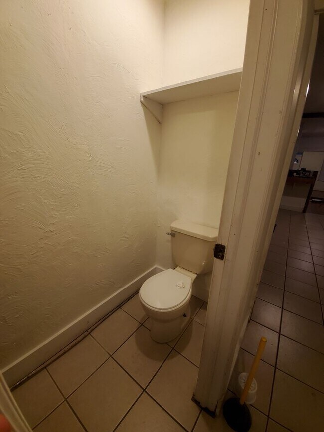 Building Photo - Spacious 3 Bedroom 1.5 Bath Brick Home