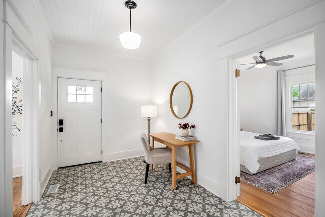 Building Photo - 227 Kershaw St NE