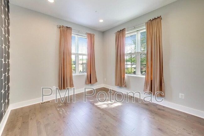 Building Photo - 1839 D St NE