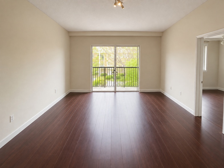 Building Photo - 1100 Crestwood Ct S