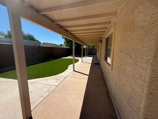 Building Photo - 491 E San Pedro Ave